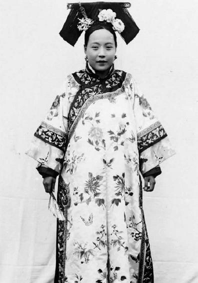 清朝服饰有什么特点,清朝的服装特点是什么?-第5张图片-文史 清朝服饰有什么特点,清朝的服装特点是什么?-第5张图片-文史